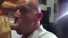 Saugender Nachbar: Amateur-Blowjob von einem Muskelprotz