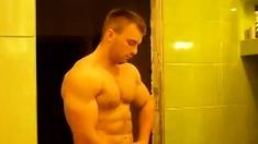 RUSSIAN BODYBUILDER STRIP AND CUM